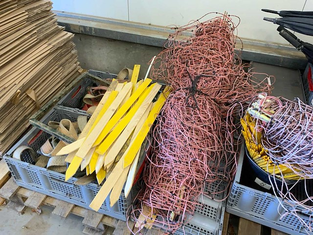 Pallet met afrasteringsnetten en diverse toebehoren (3x) - afbeelding 8 van  9