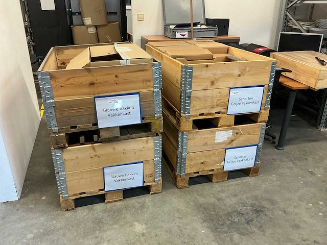 Pallet met bakken en vakverdelingen (4x) - afbeelding 1 van  9