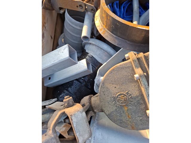 Pallet met bemester onderdelen - afbeelding 2 van  11