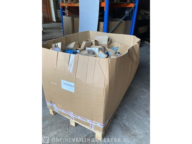 Pallet met bevestigingsmateriaal - afbeelding 1 van  6