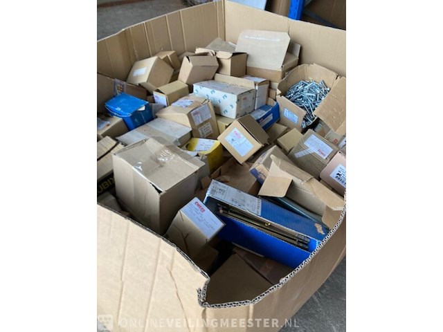 Pallet met bevestigingsmateriaal - afbeelding 2 van  6