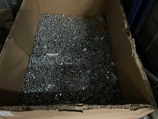 Pallet met bouten en moeren - afbeelding 1 van  3