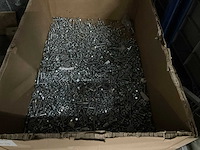 Pallet met bouten en moeren - afbeelding 1 van  3