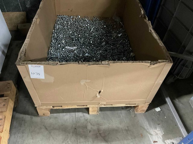 Pallet met bouten en moeren - afbeelding 2 van  3