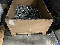Pallet met bouten en moeren - afbeelding 2 van  3