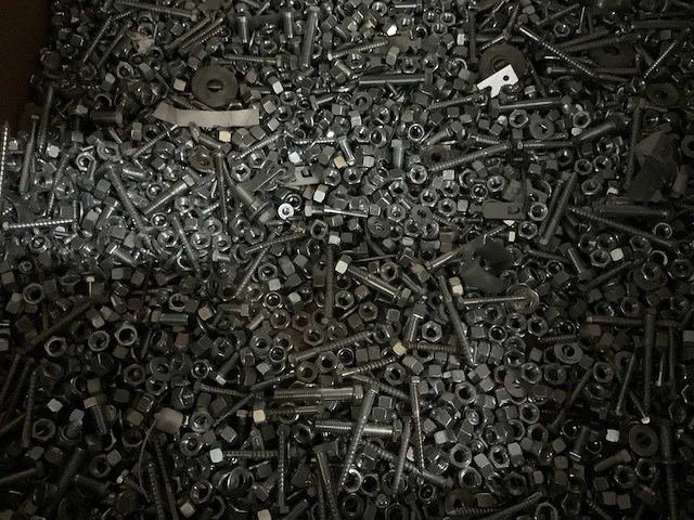 Pallet met bouten en moeren - afbeelding 3 van  3