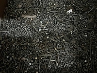 Pallet met bouten en moeren - afbeelding 3 van  3