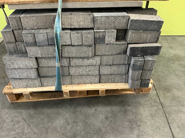 Pallet met bouwstenen en dakpannen - afbeelding 2 van  7