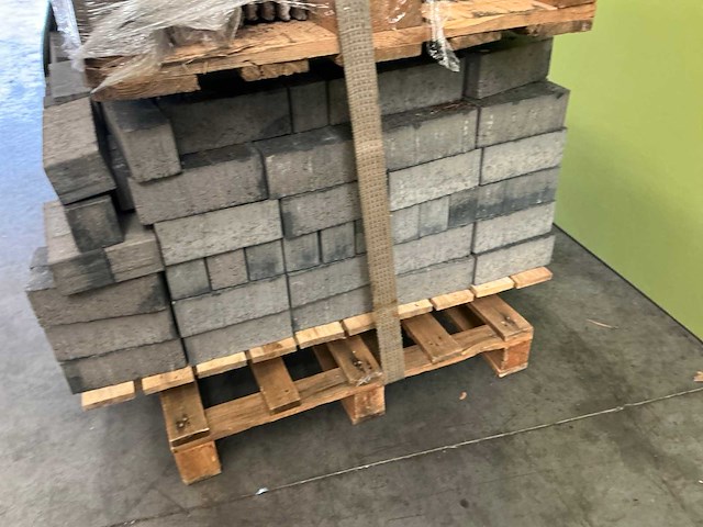 Pallet met bouwstenen en dakpannen - afbeelding 3 van  7