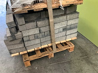 Pallet met bouwstenen en dakpannen - afbeelding 3 van  7