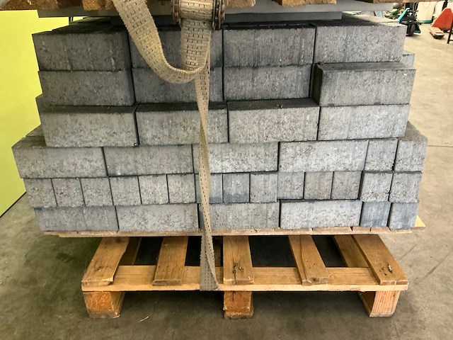 Pallet met bouwstenen en dakpannen - afbeelding 4 van  7