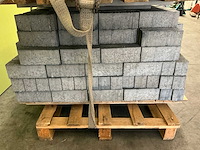 Pallet met bouwstenen en dakpannen - afbeelding 4 van  7