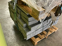 Pallet met bouwstenen en dakpannen - afbeelding 5 van  7
