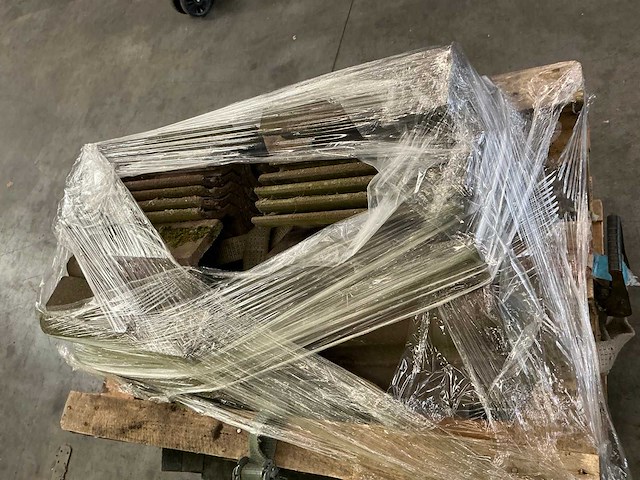 Pallet met bouwstenen en dakpannen - afbeelding 6 van  7