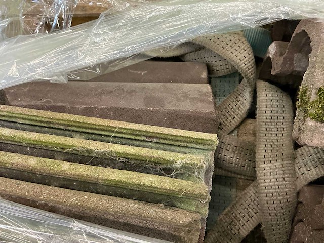 Pallet met bouwstenen en dakpannen - afbeelding 7 van  7