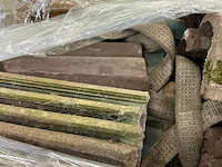 Pallet met bouwstenen en dakpannen - afbeelding 7 van  7