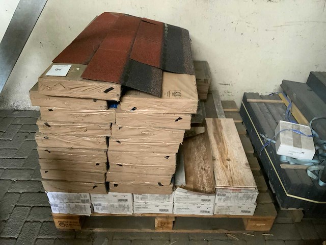Pallet met dakshingles - afbeelding 1 van  3