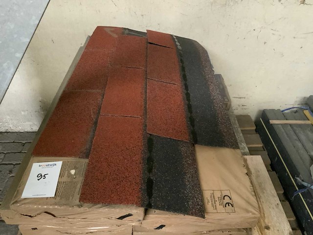 Pallet met dakshingles - afbeelding 2 van  3
