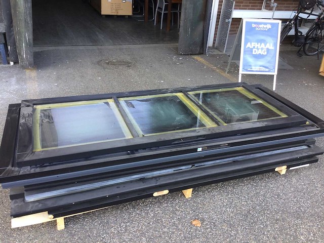 Pallet met deuren - afbeelding 1 van  5