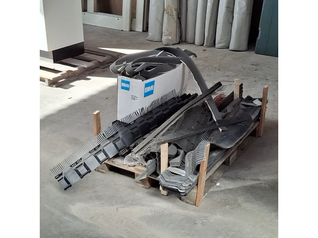 Pallet met divers dakmateriaal o.a. ubbink - afbeelding 1 van  10