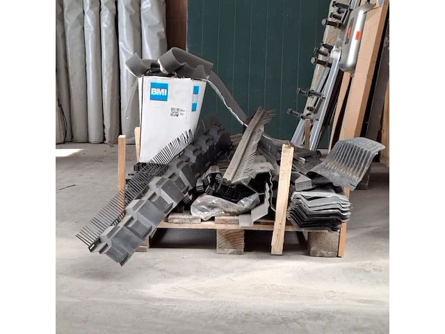 Pallet met divers dakmateriaal o.a. ubbink - afbeelding 3 van  10