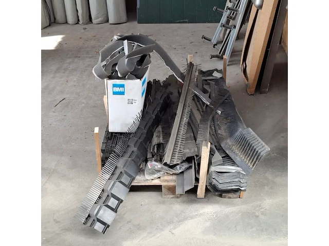 Pallet met divers dakmateriaal o.a. ubbink - afbeelding 4 van  10
