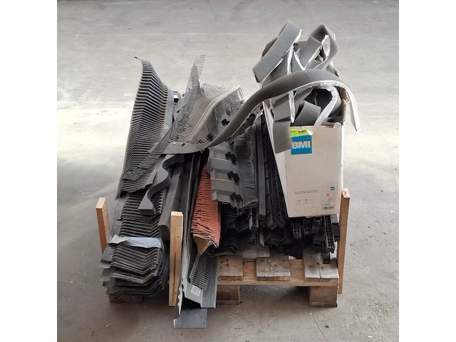 Pallet met divers dakmateriaal o.a. ubbink - afbeelding 5 van  10