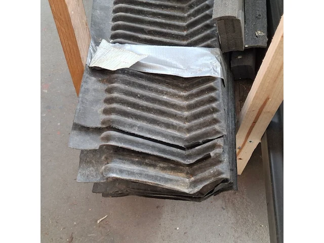 Pallet met divers dakmateriaal o.a. ubbink - afbeelding 6 van  10