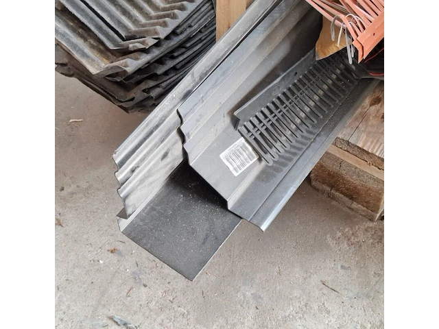 Pallet met divers dakmateriaal o.a. ubbink - afbeelding 7 van  10