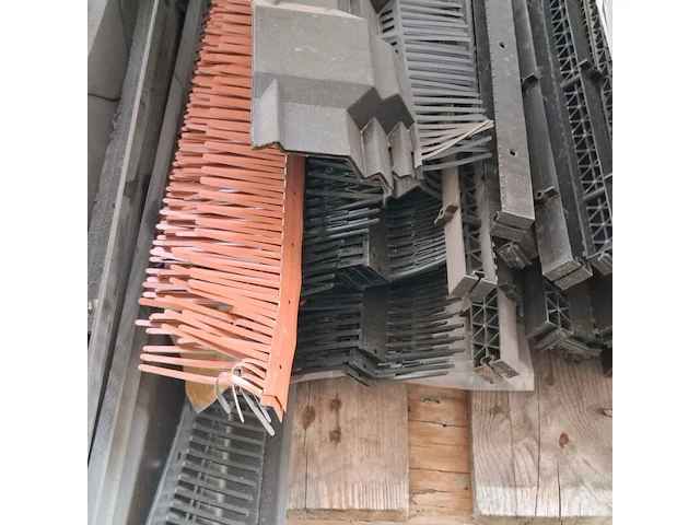 Pallet met divers dakmateriaal o.a. ubbink - afbeelding 8 van  10