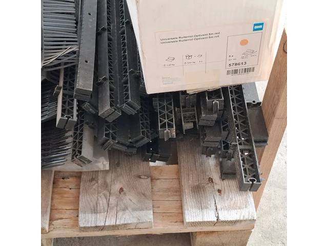 Pallet met divers dakmateriaal o.a. ubbink - afbeelding 9 van  10