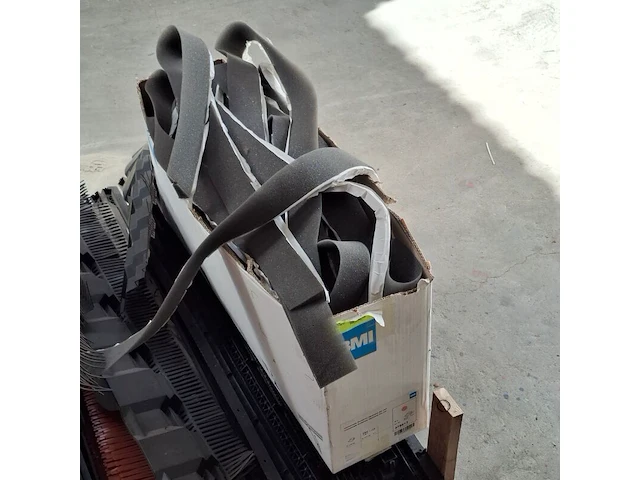 Pallet met divers dakmateriaal o.a. ubbink - afbeelding 10 van  10