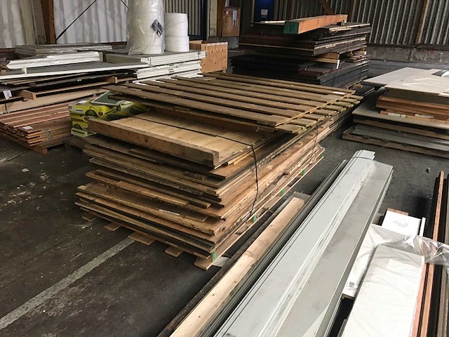 Pallet met divers plaatmateriaal - afbeelding 2 van  3