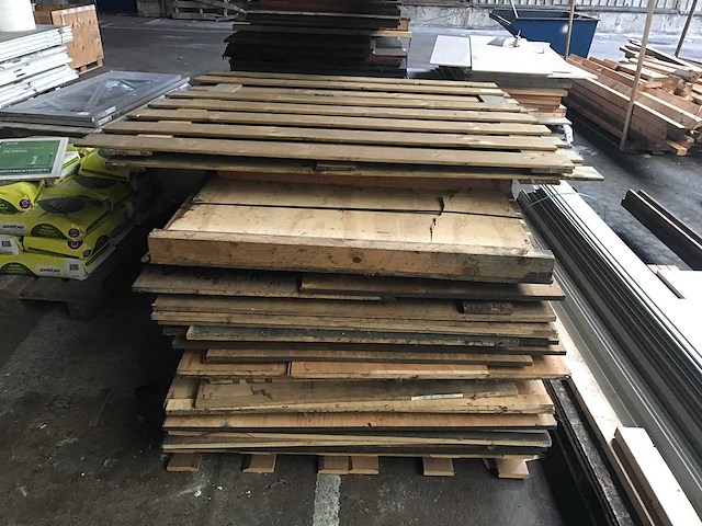 Pallet met divers plaatmateriaal - afbeelding 3 van  3