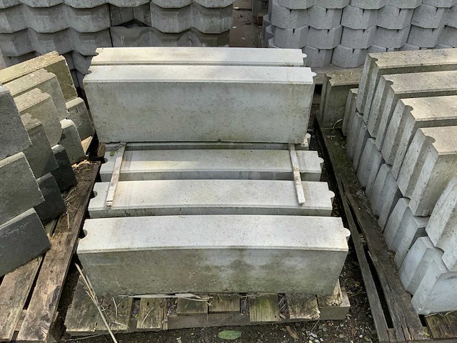 Pallet met diverse bestrating (7x) - afbeelding 1 van  1
