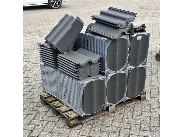 Pallet met diverse dakpannen antraciet - afbeelding 1 van  7