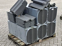 Pallet met diverse dakpannen antraciet