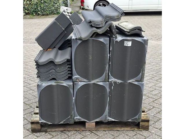 Pallet met diverse dakpannen antraciet - afbeelding 2 van  7