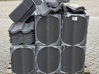 Pallet met diverse dakpannen antraciet - afbeelding 2 van  7