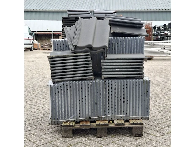 Pallet met diverse dakpannen antraciet - afbeelding 3 van  7