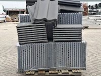 Pallet met diverse dakpannen antraciet - afbeelding 3 van  7