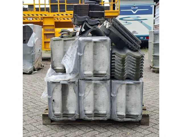 Pallet met diverse dakpannen antraciet - afbeelding 4 van  7