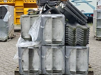 Pallet met diverse dakpannen antraciet - afbeelding 4 van  7
