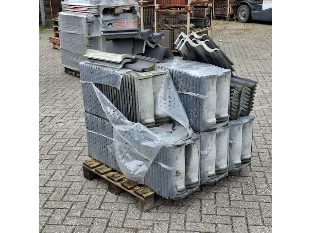 Pallet met diverse dakpannen antraciet - afbeelding 5 van  7