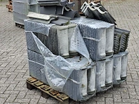 Pallet met diverse dakpannen antraciet - afbeelding 5 van  7