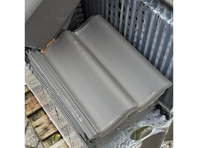 Pallet met diverse dakpannen antraciet - afbeelding 7 van  7