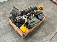 Pallet met diverse gereedschappen - afbeelding 1 van  3
