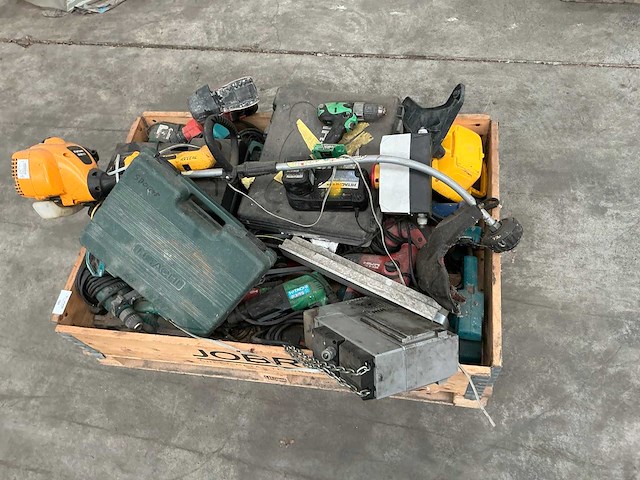 Pallet met diverse gereedschappen - afbeelding 2 van  3