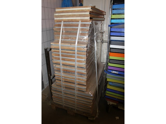 Pallet met diverse houten legborden - afbeelding 1 van  7