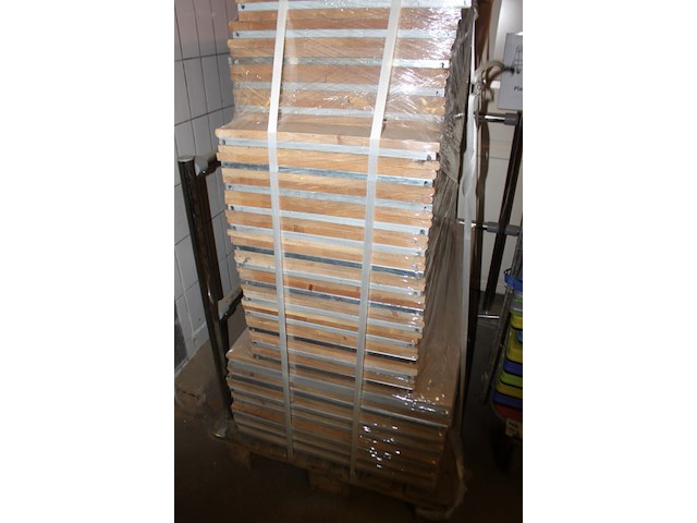 Pallet met diverse houten legborden - afbeelding 6 van  7